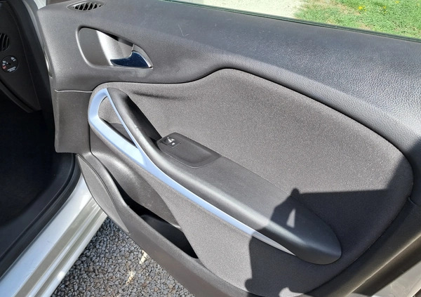 Opel Zafira cena 29900 przebieg: 246000, rok produkcji 2015 z Strzelin małe 191